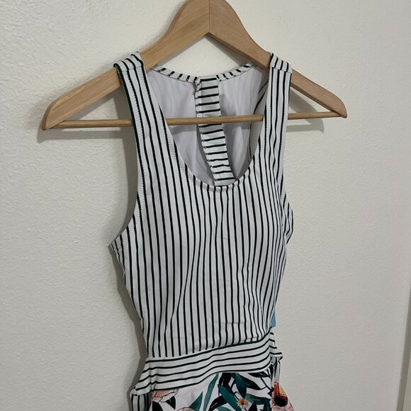 Cupshe | Miss U Poppy Print One-Piece Cut Out Swimsuit Zip Black Closure, size M - Picture 3 of 9